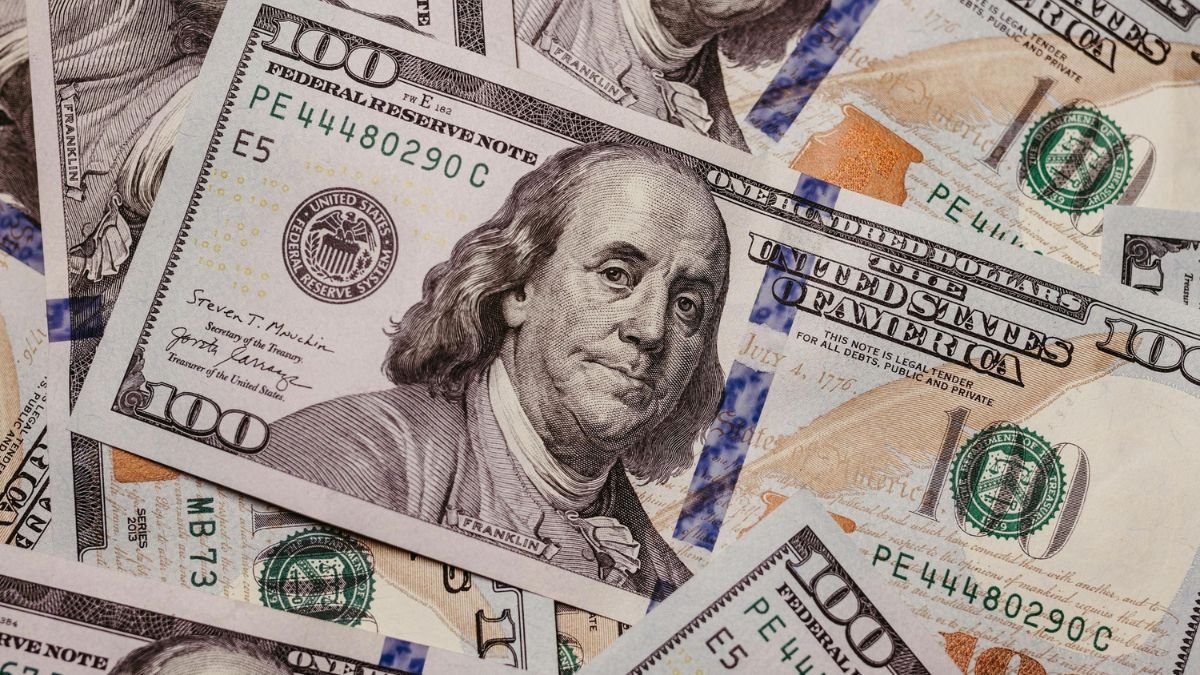 Куди звертатися в Україні, щоб обміняти зіпсовані та старі долари