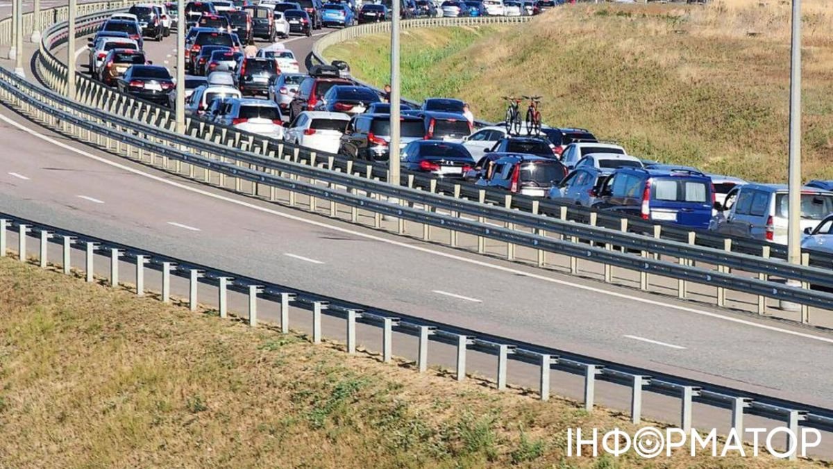 Без світла й палива та після численних ударів дронами — росіяни масово залишають Крим
