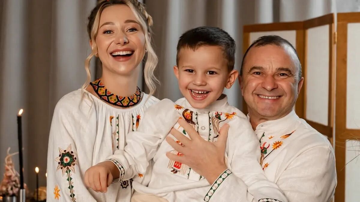 Віктор Павлік у сімейній поїздці: користувачі мережі помітили, що син — копія бабусі