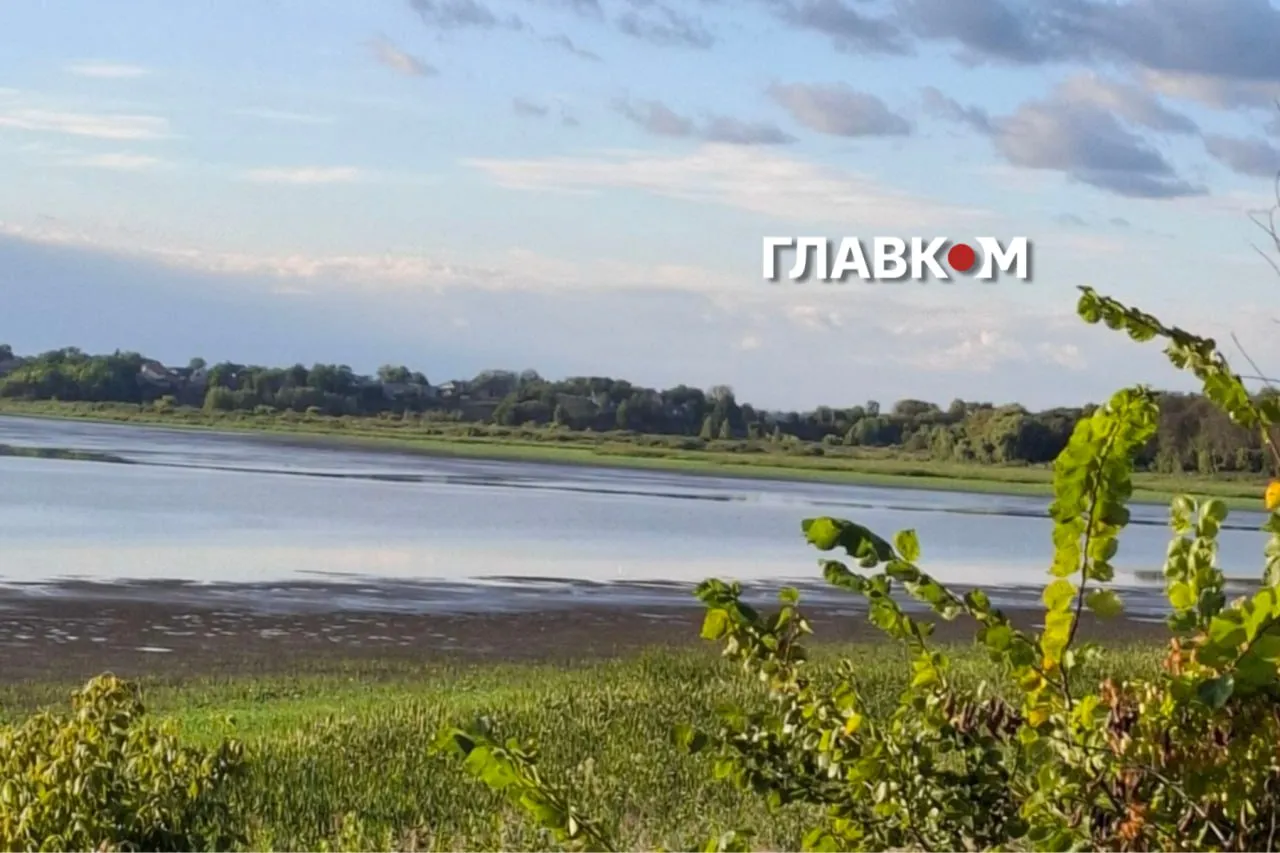 Катастрофічний екологічний стан водойми Озеро