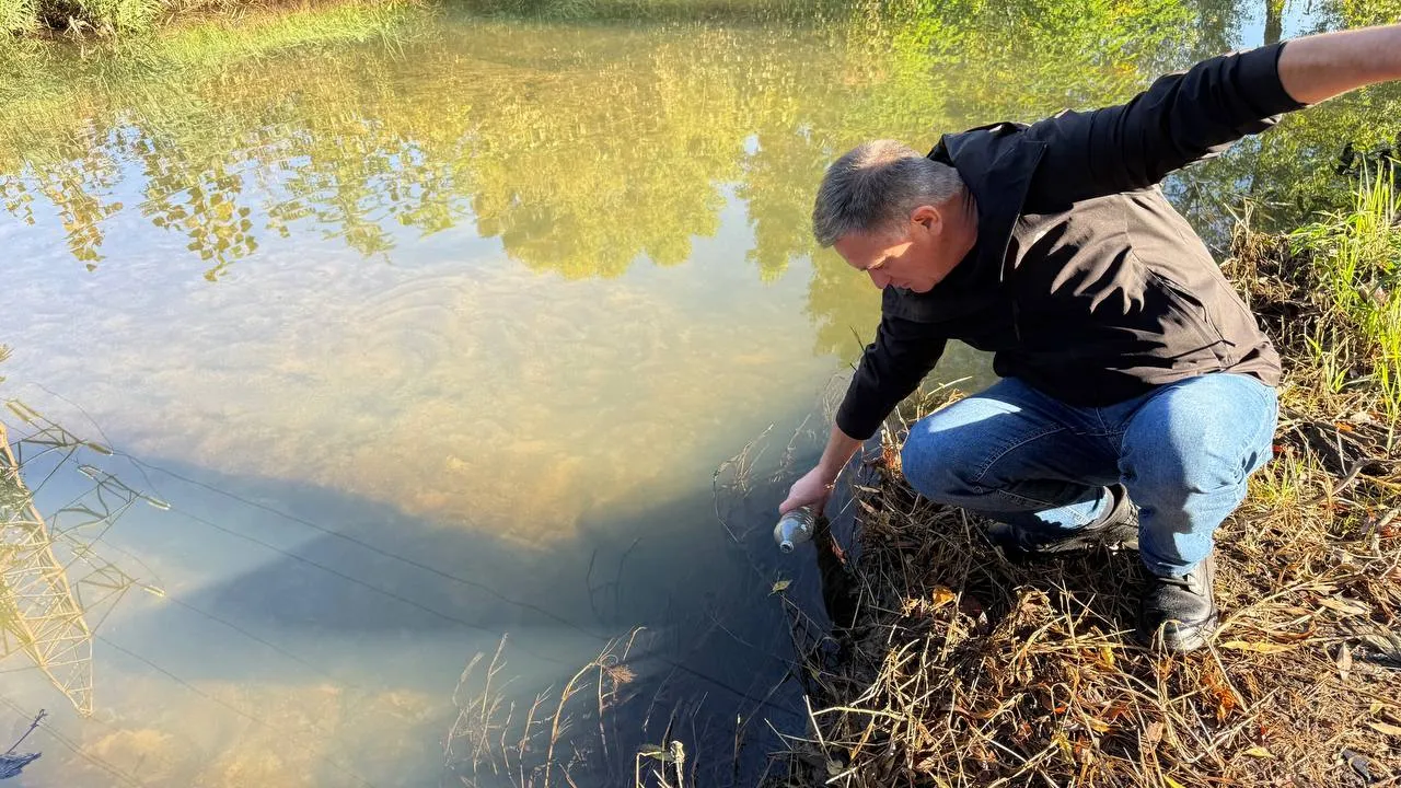 Комунальники зʼясовували, чим забруднені водойми Києва Річка