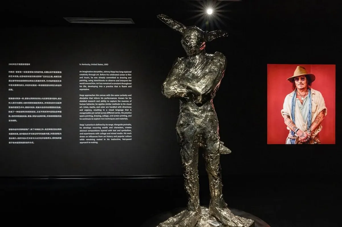 Скульптура The Bunnyman у музеї Шанхая