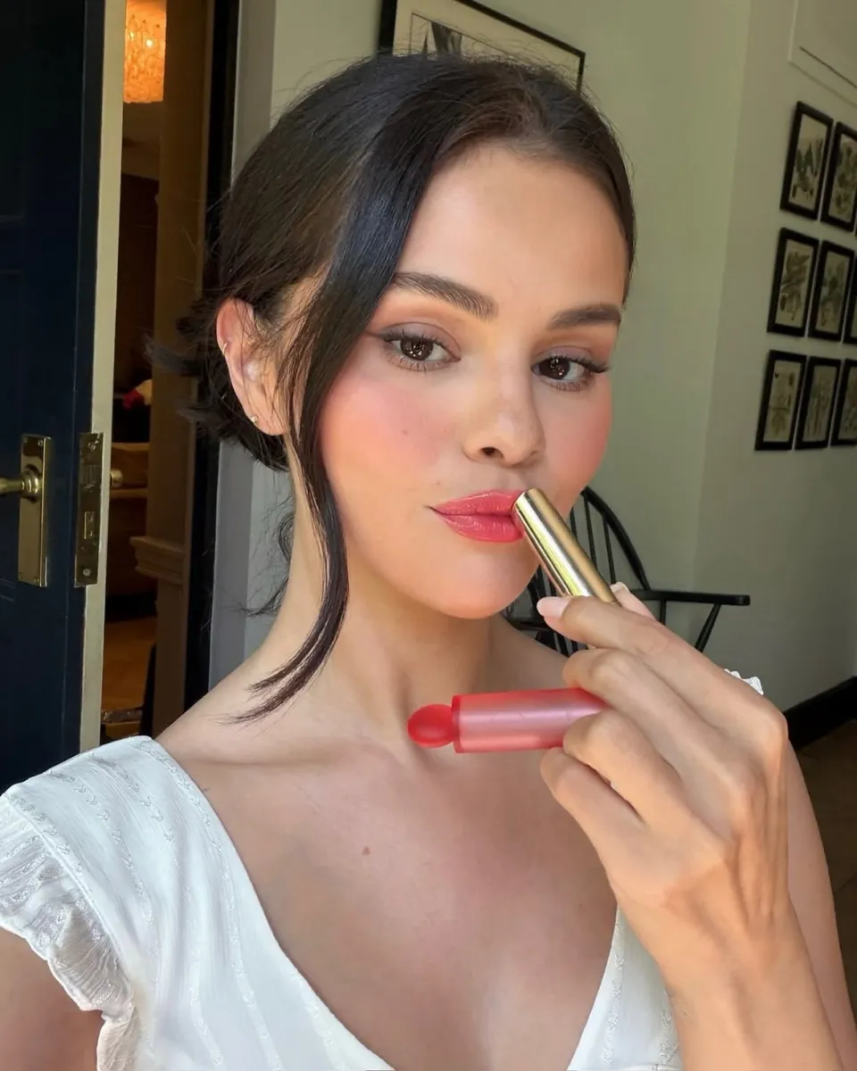 Селена Гомес із продукцією Rare Beauty