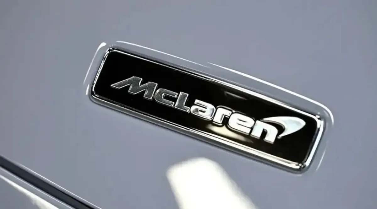 Напис McLaren на авто