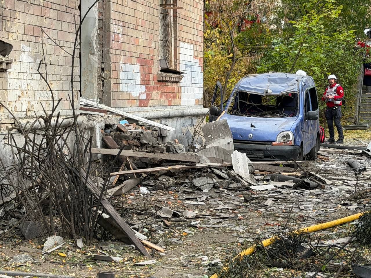Після обстрілу загорілися автівки атака на Київ 15 жовтня ДСНС