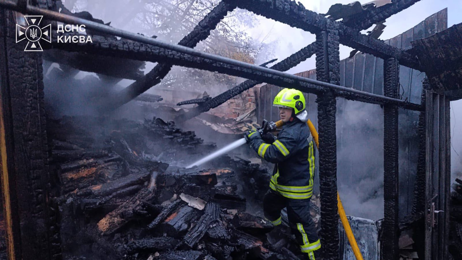 Пожежа в Дарницькому районі: чоловік постраждав з опіками